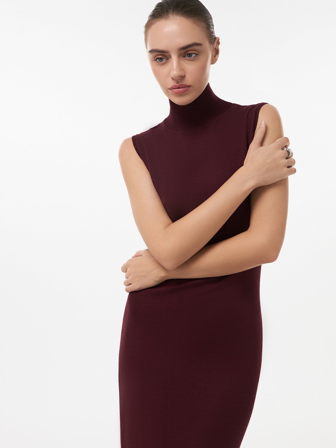 Трикотажное платье со стойкой: фото №1