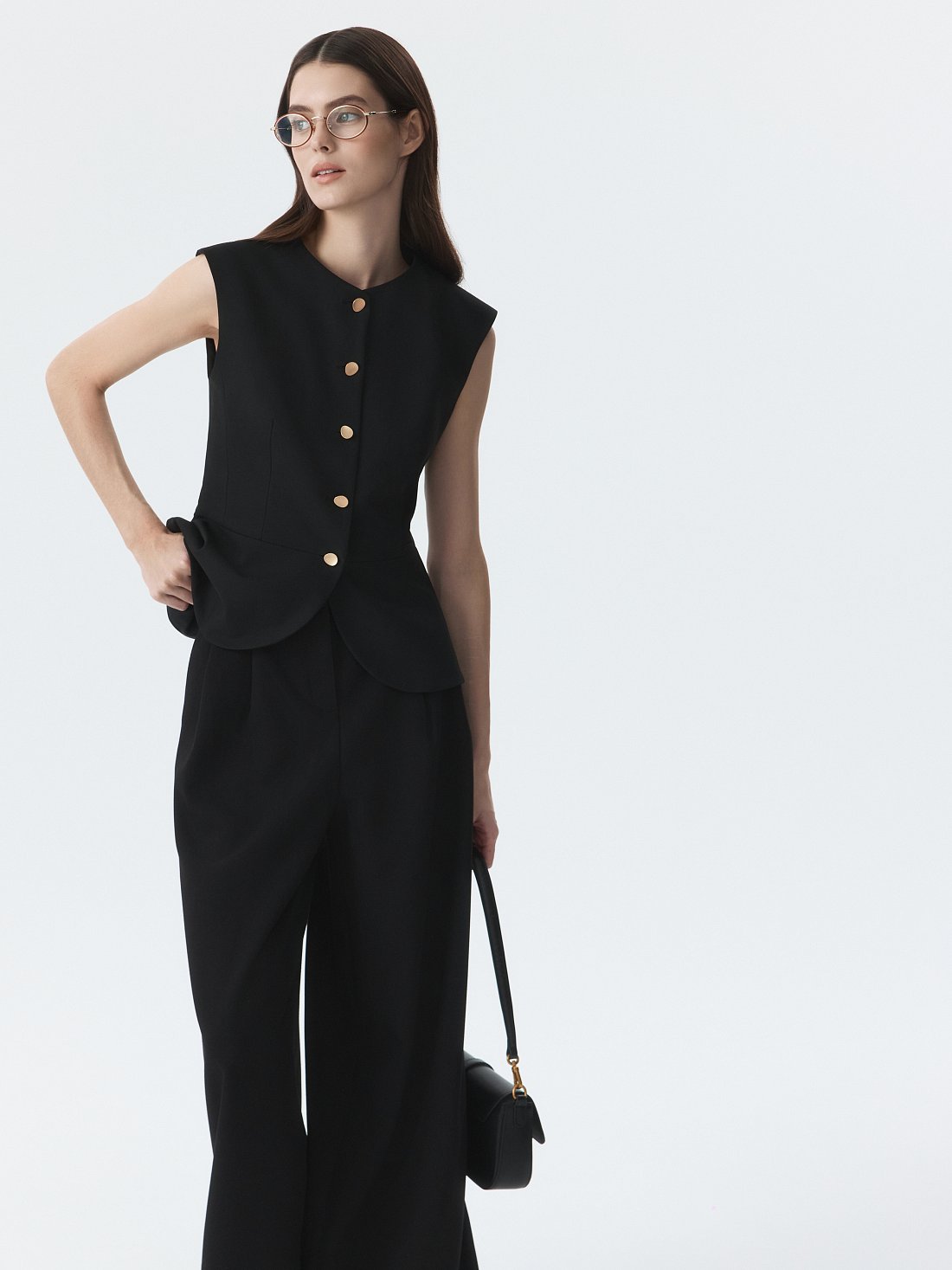 Приталенный жилет с баской: фото №1