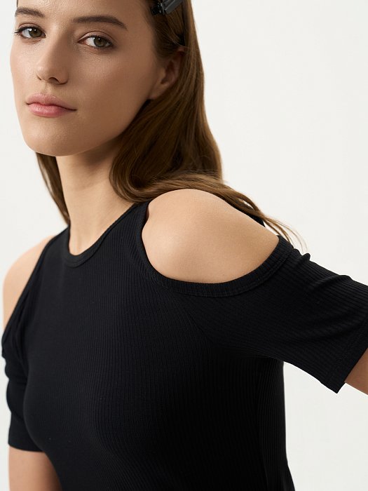 Футболка с открытыми плечами: фото №3