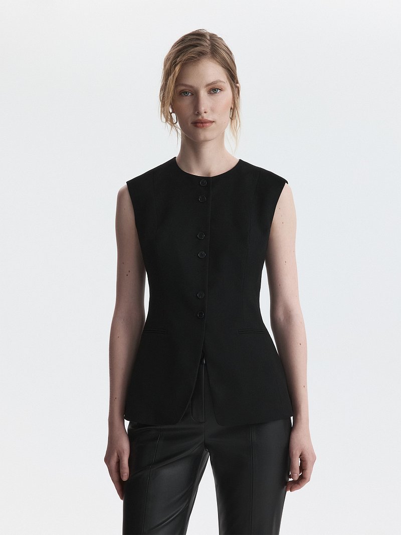 Приталенный костюмный жилет