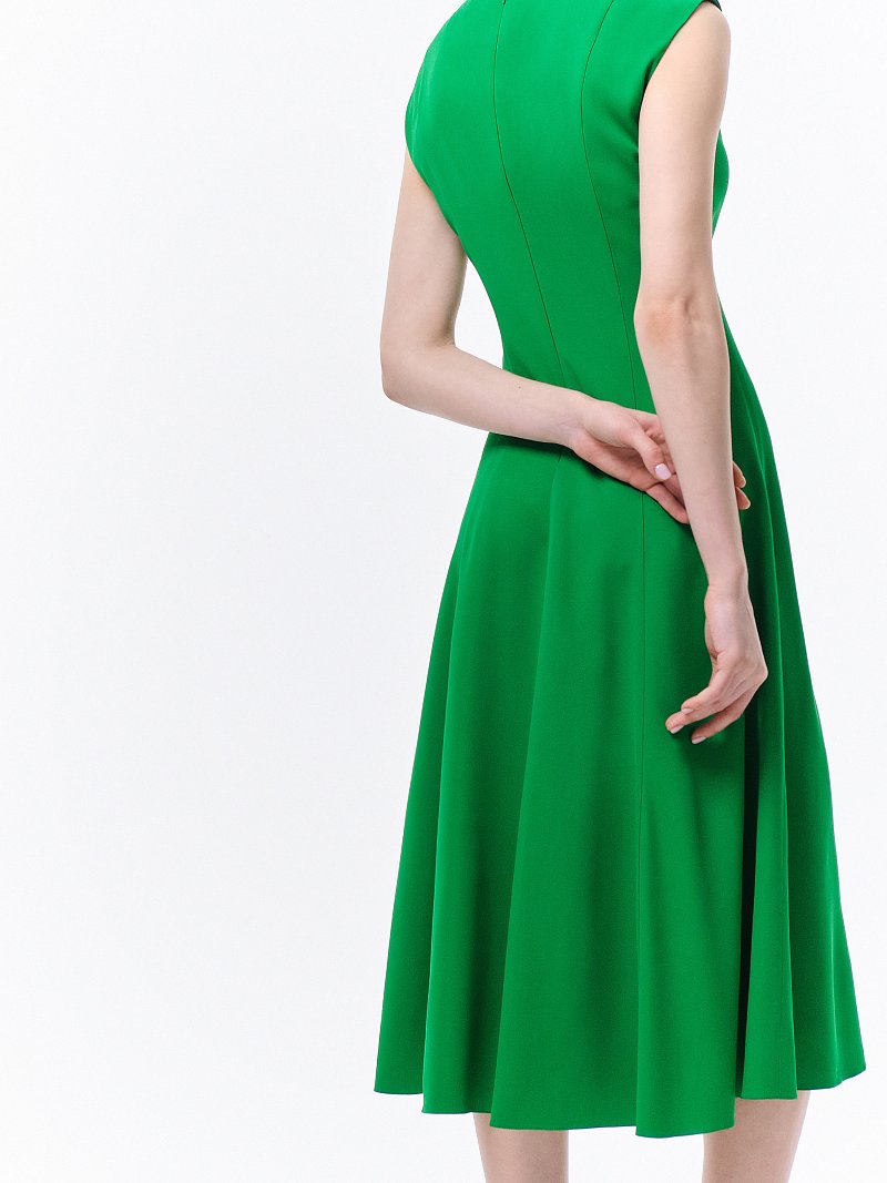 Приталенное платье с разрезом