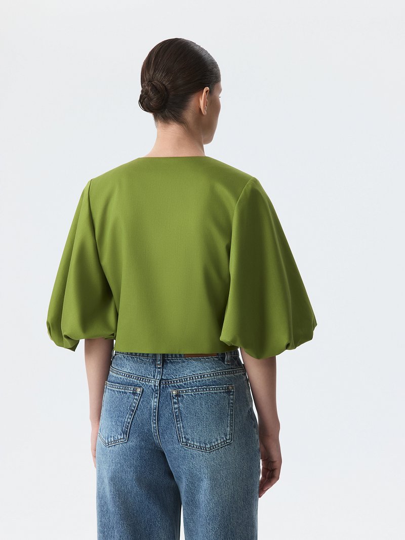 Укороченный жакет с объемными рукавами