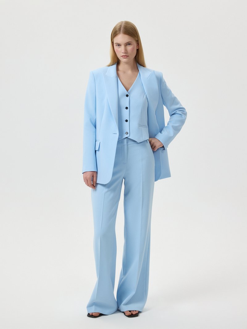 Прямой жакет на пуговице