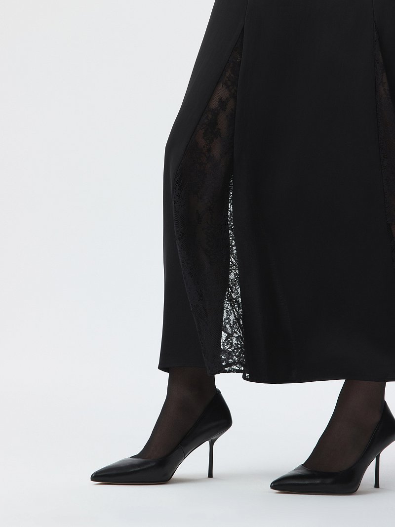 Атласное платье с кружевными вставками