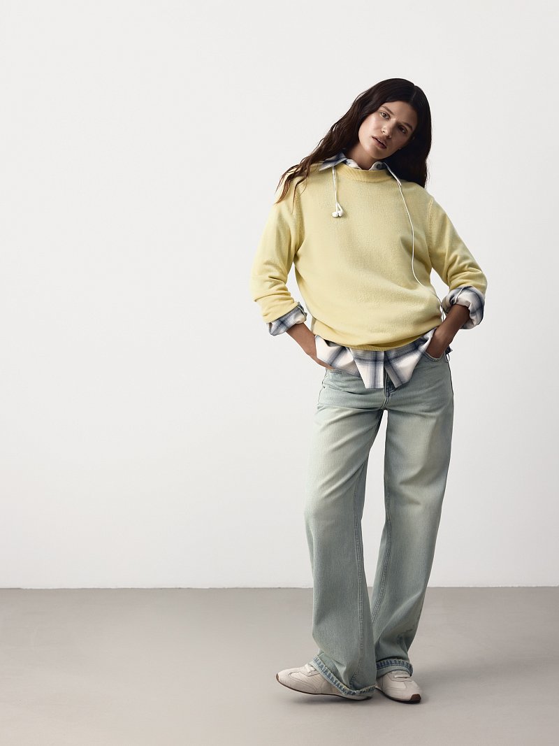 Светлые джинсы с потертостями