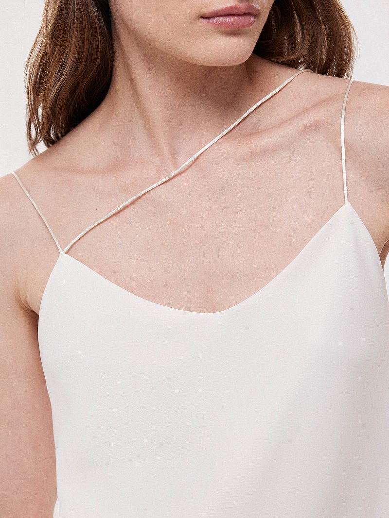 Атласный топ с асимметричными бретелями