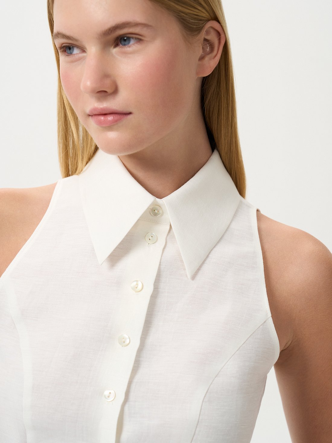 Льняная блуза без рукавов: фото №1