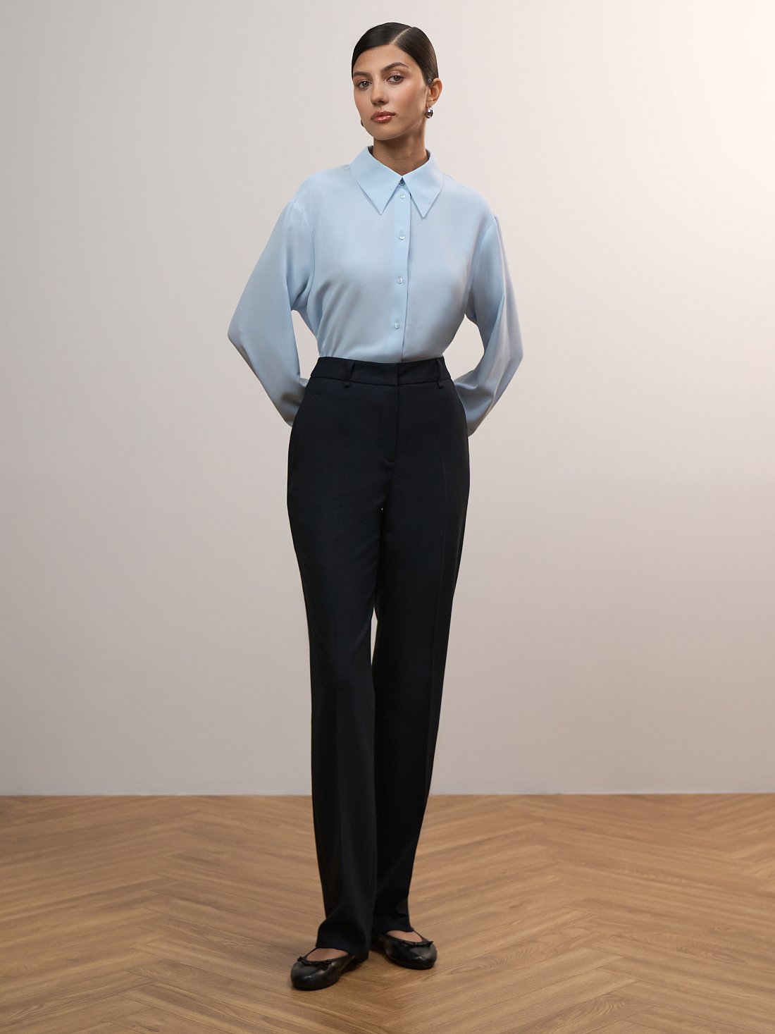 Брюки облегающего кроя со стрелками: фото №1