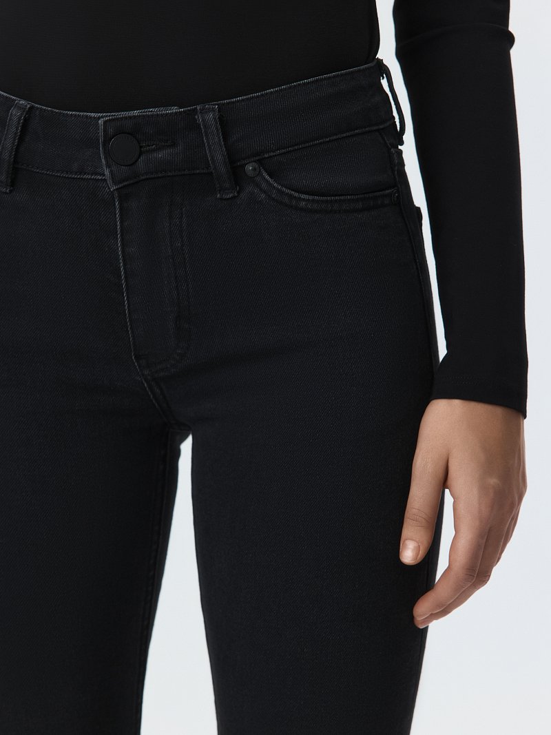 Джинсы-клеш с низкой посадкой