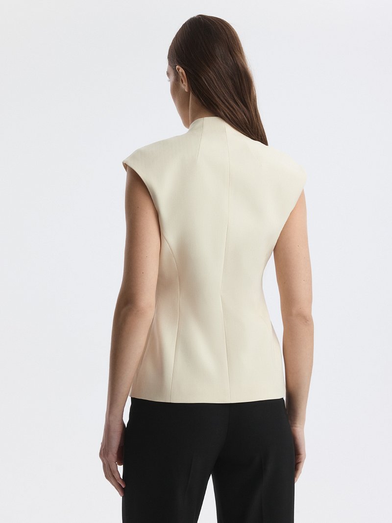 Приталенный жилет со стойкой