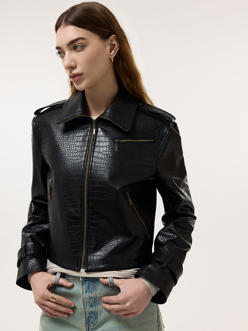 Укороченная куртка из экокожи