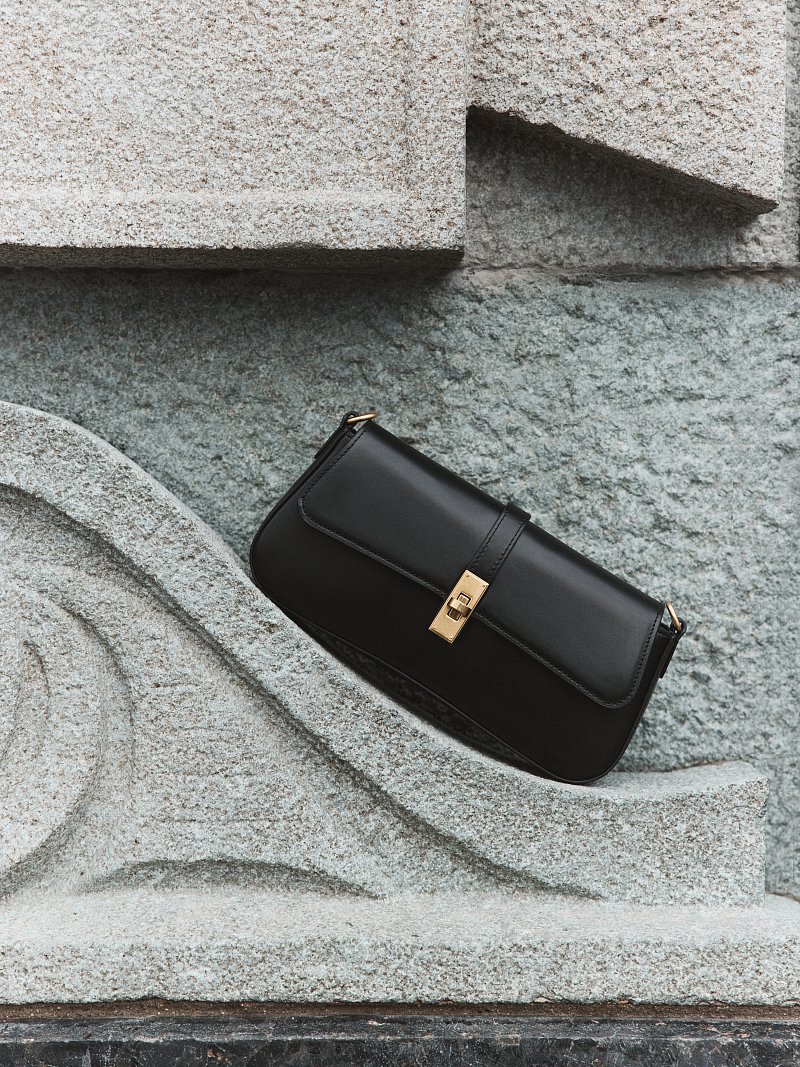 Сумка-багет из натуральной кожи