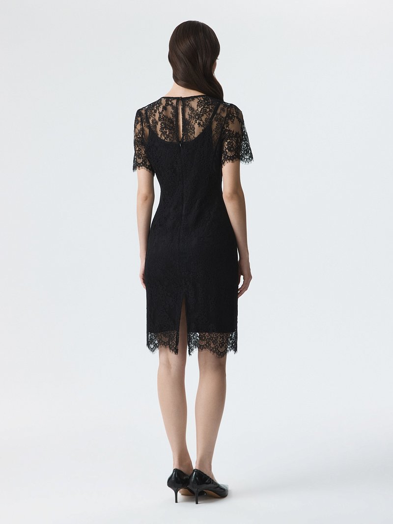 Кружевное платье-футляр