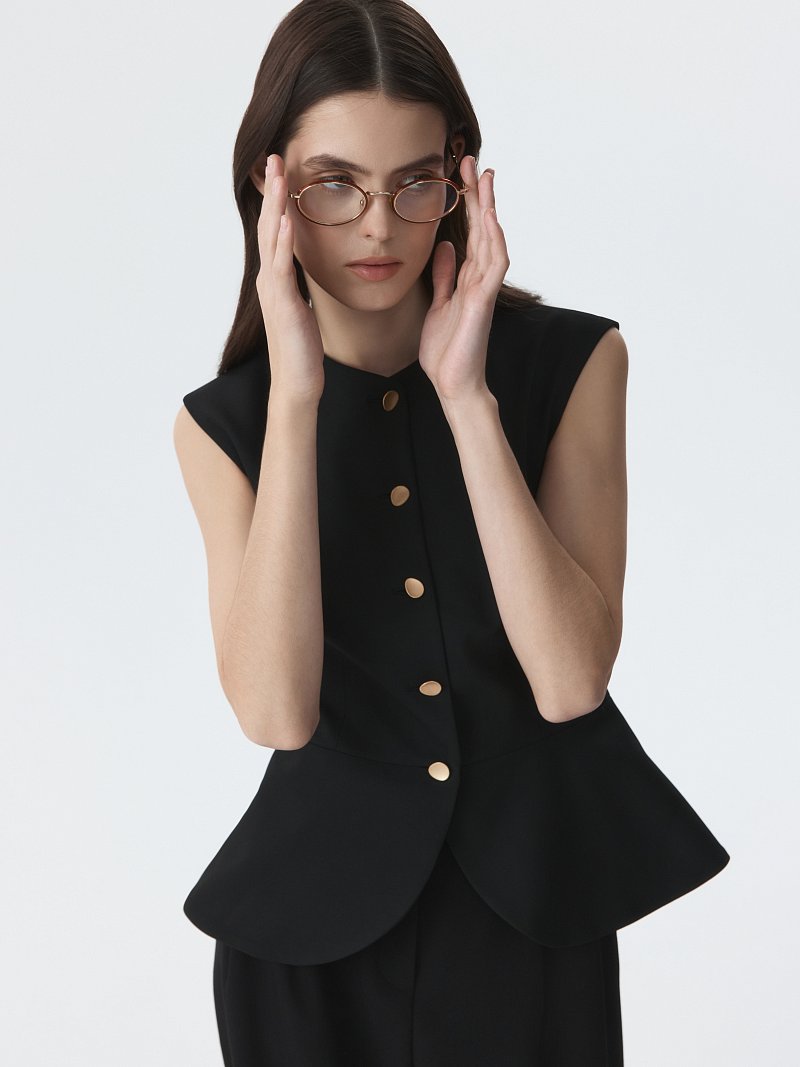 Приталенный жилет с баской