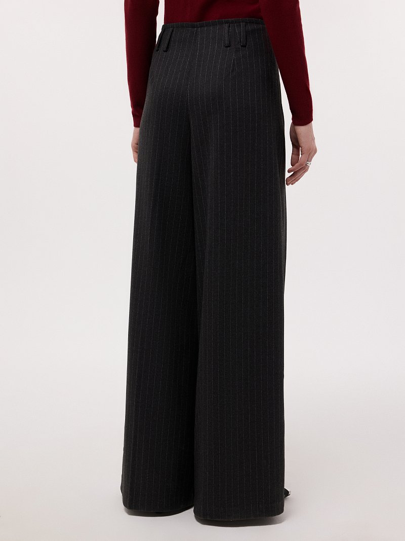 Брюки в полоску из переработанного материала