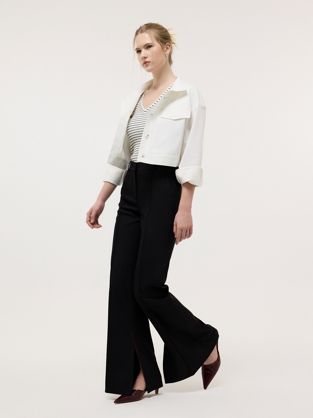 Расклешенные брюки с разрезами: фото №1