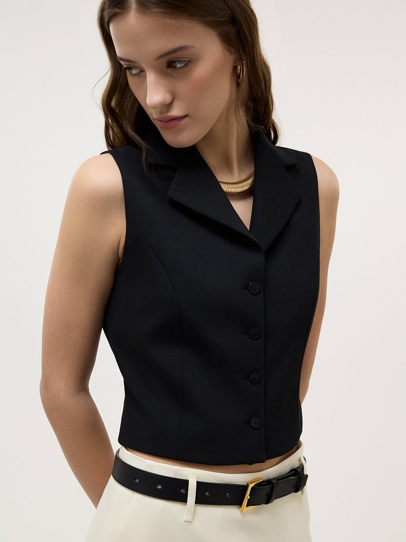 Укороченный приталенный жилет