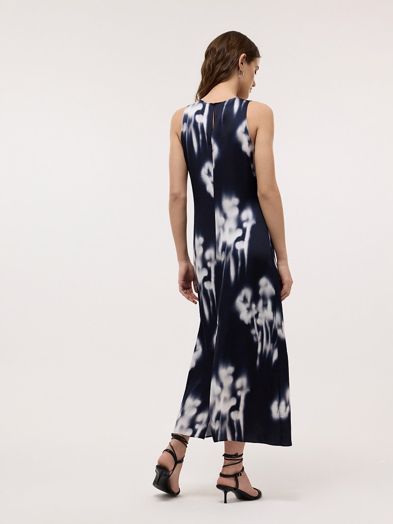 Атласное платье без рукавов