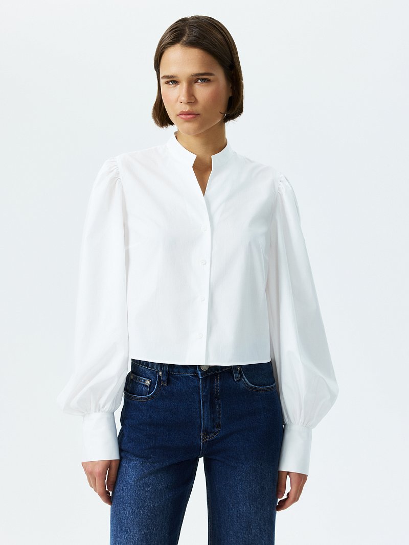 Укороченная блуза с объемными рукавами