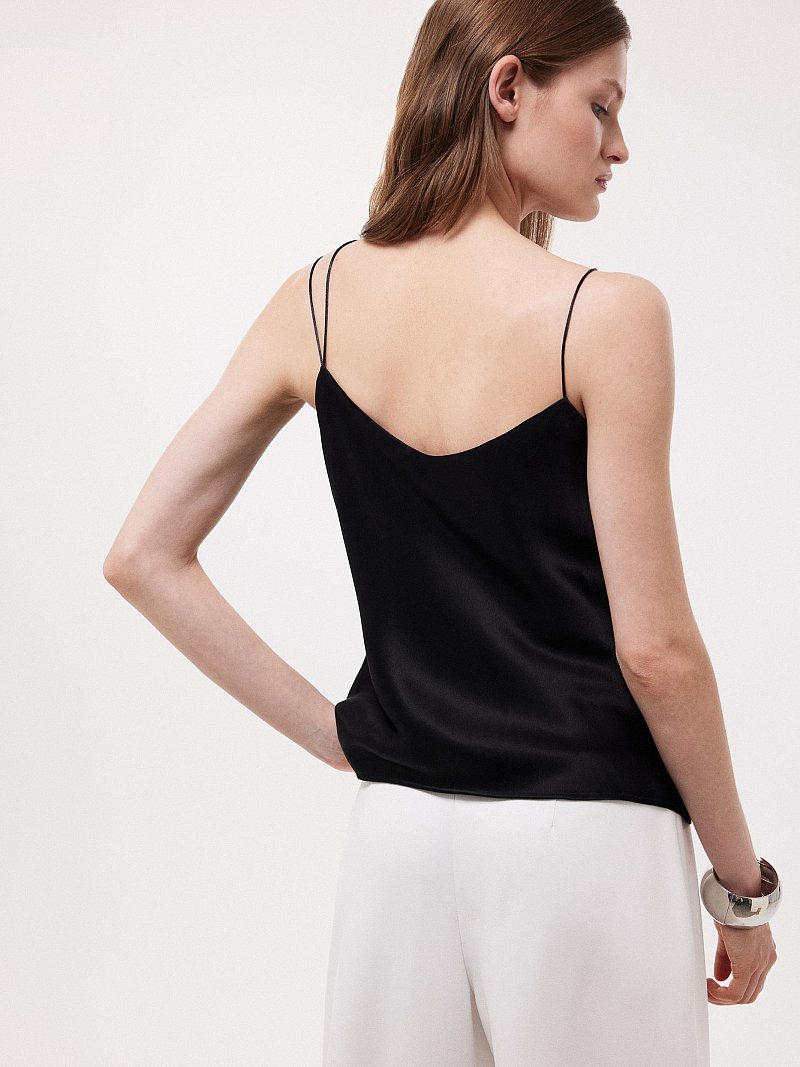 Атласный топ с асимметричными бретелями