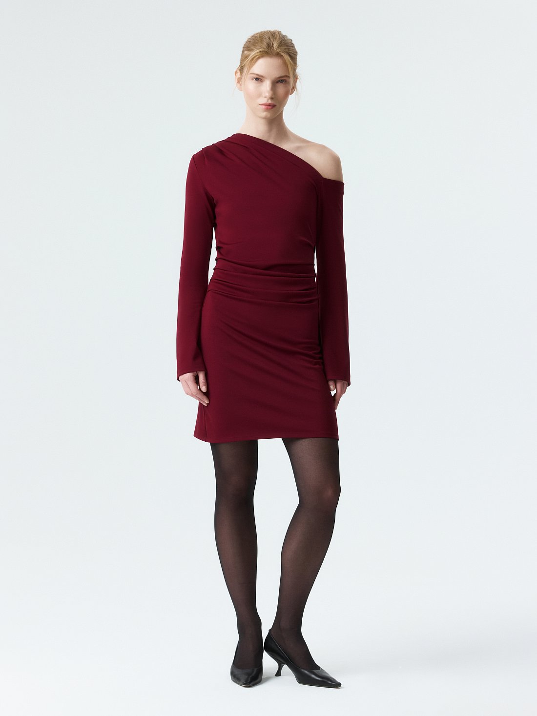 Трикотажное платье-мини с драпировками: фото №1