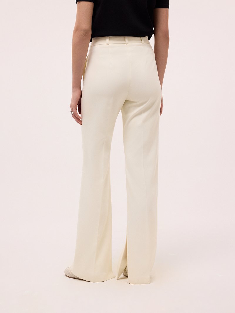 Расклешенные брюки с разрезами