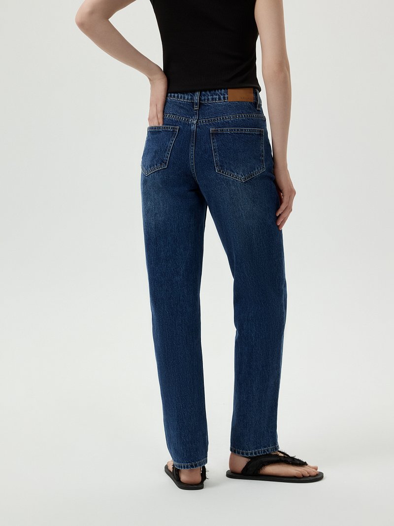 Прямые джинсы с потертостями