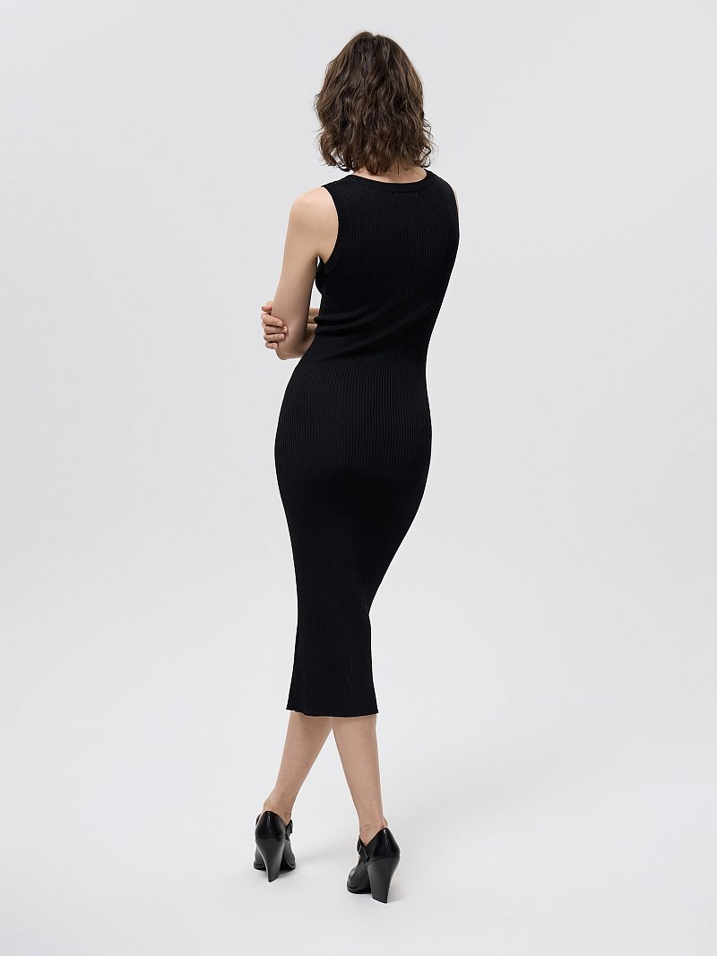 Трикотажное платье-миди