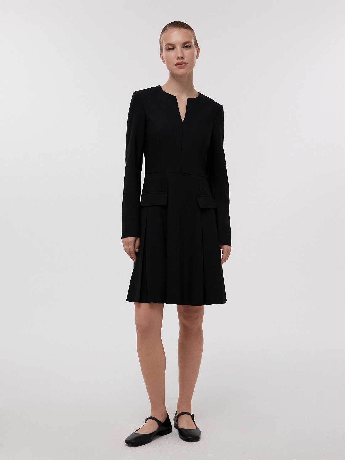 Расклешенное платье с поясом: фото №1