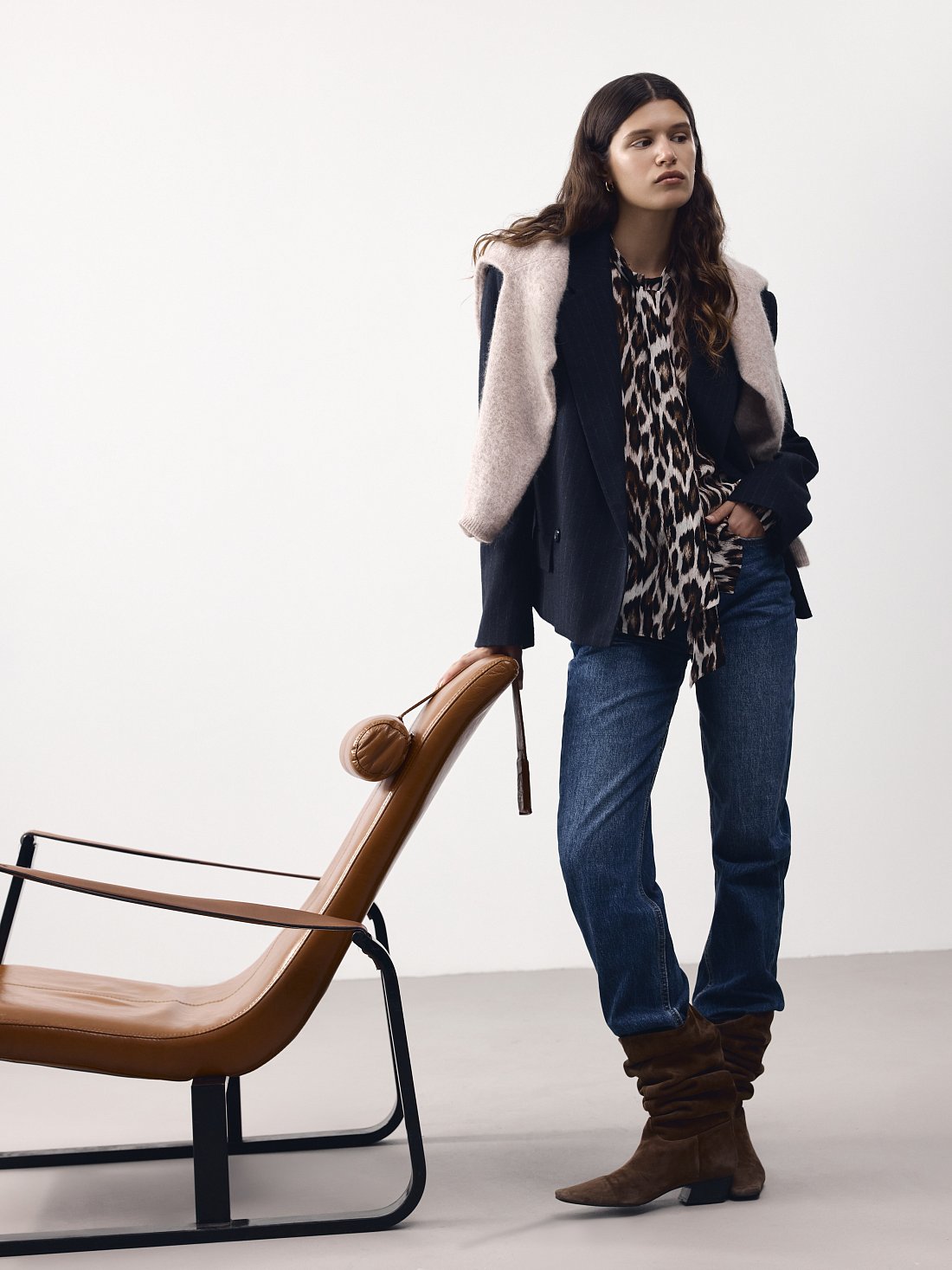 Прямые джинсы с потертостями: фото №1