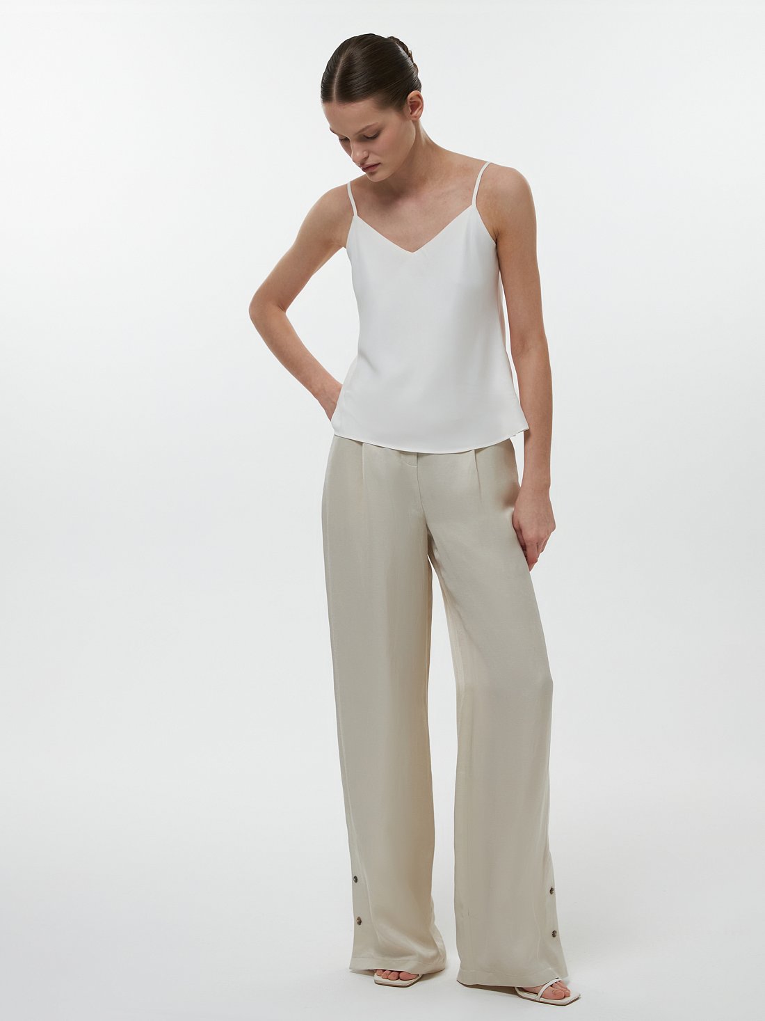 Широкие брюки с хлястиками: фото №1