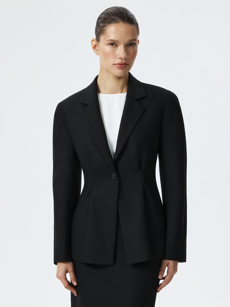 Приталенный жакет с защипами