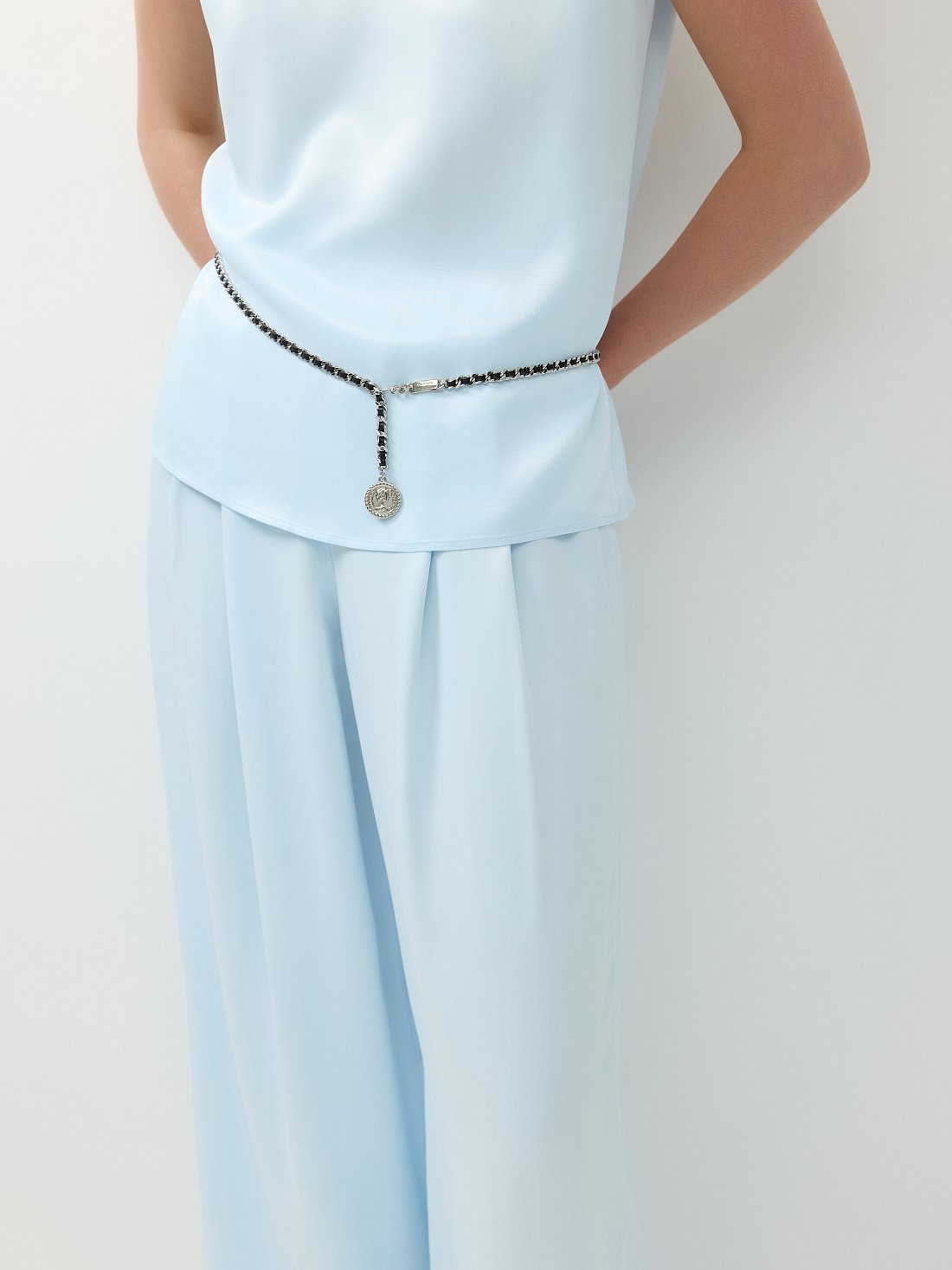 Тонкий пояс с цепочками и подвеской: фото №1