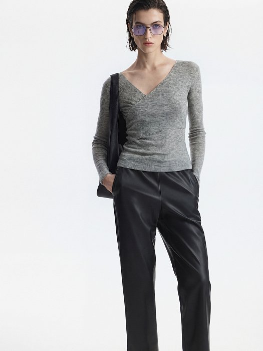 Зауженные брюки из экокожи: фото №6