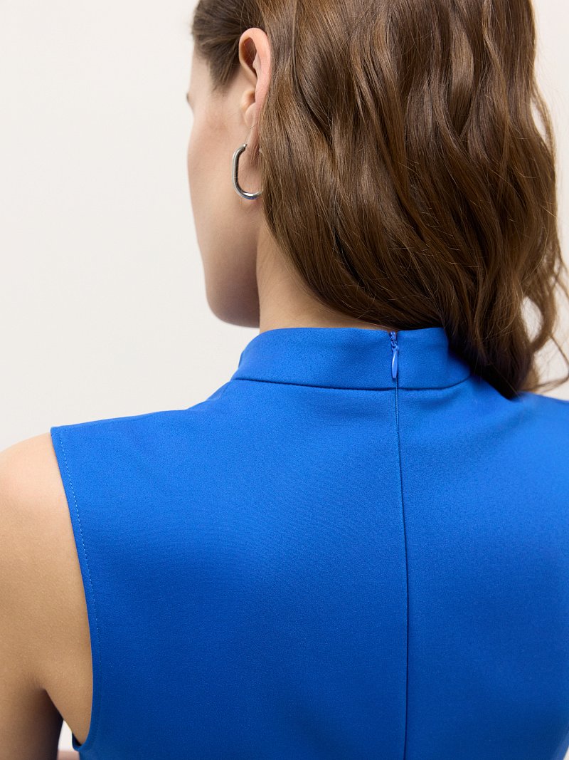 Платье из трикотажа с драпировкой на лифе