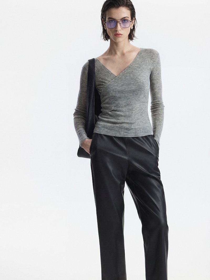 Зауженные брюки из экокожи