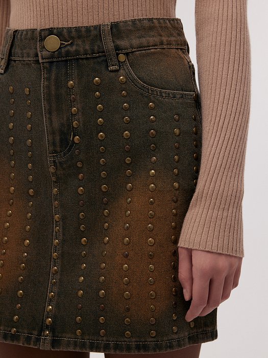 Джинсовая мини-юбка с клепками: фото №3