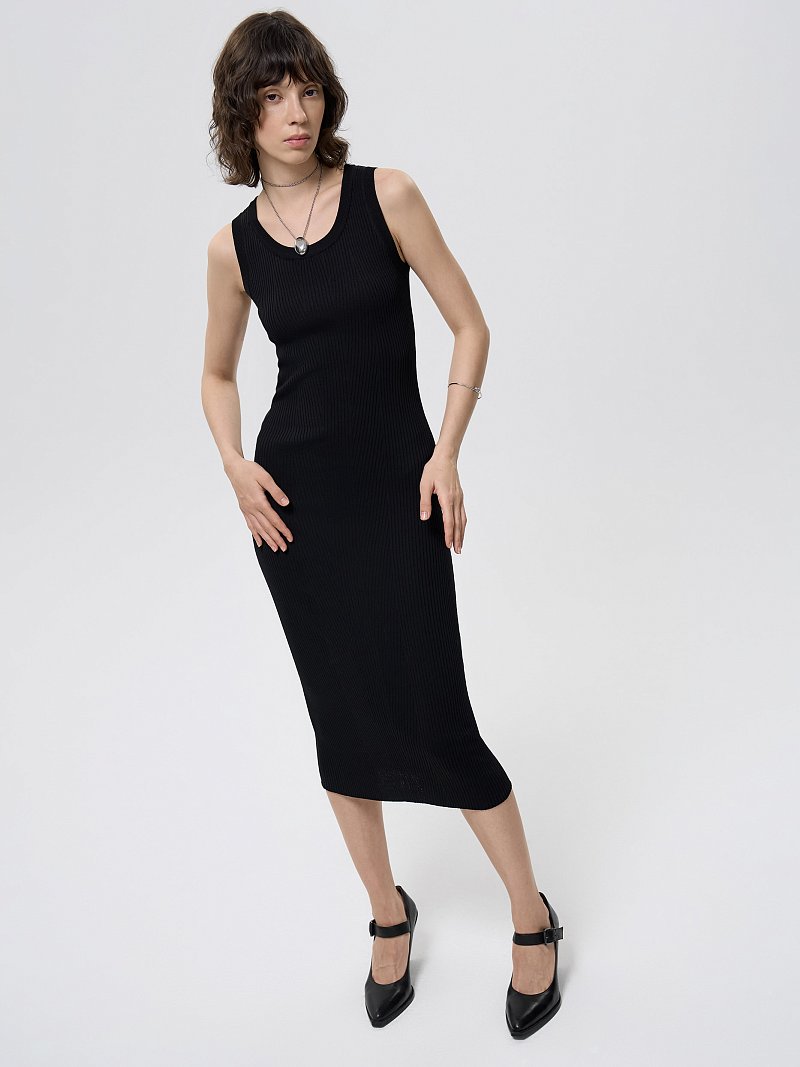 Трикотажное платье-миди