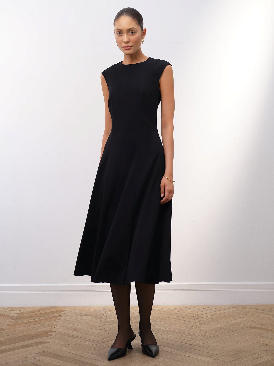 Приталенное платье с разрезом: фото №1