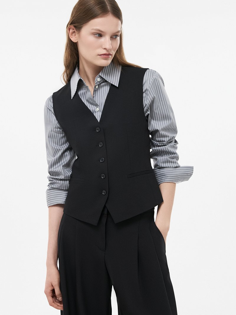 Жилет из костюмной ткани 