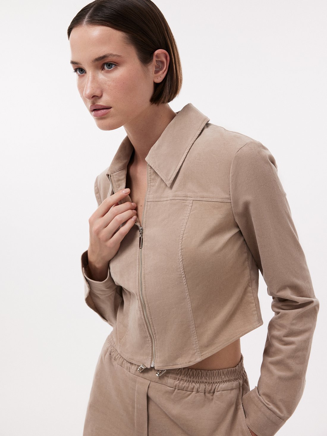 Укороченная рубашка из вельвета на молнии: фото №1