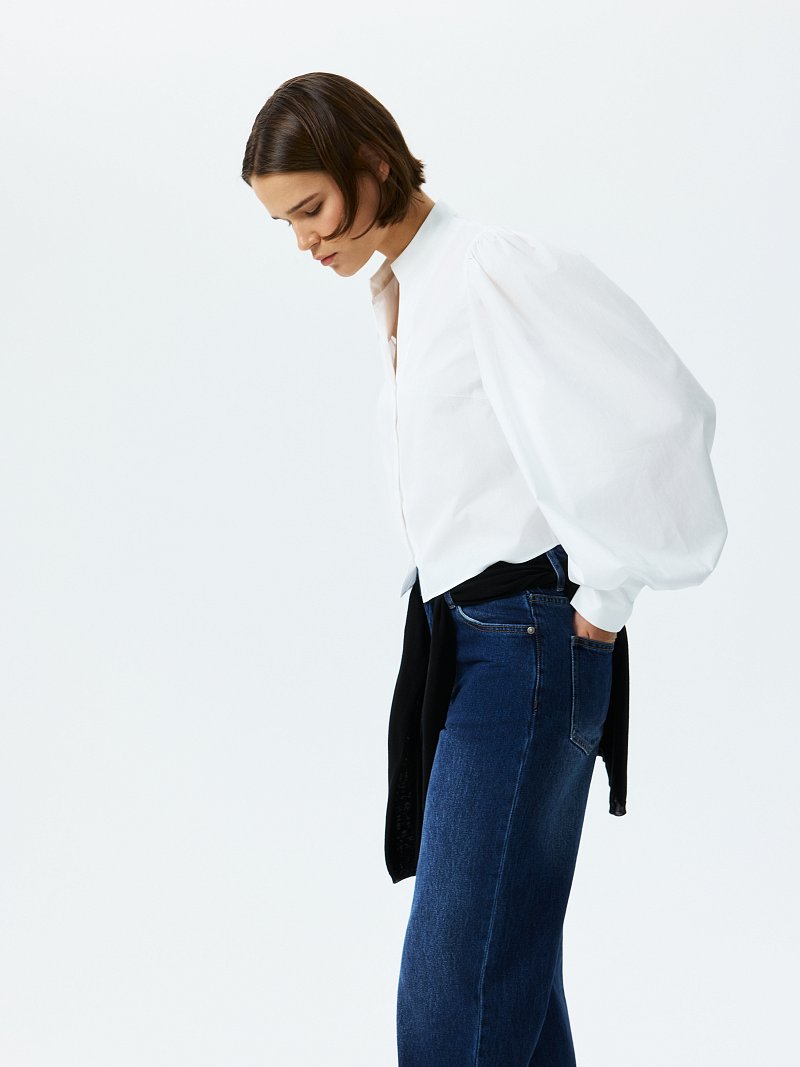 Укороченная блуза с объемными рукавами