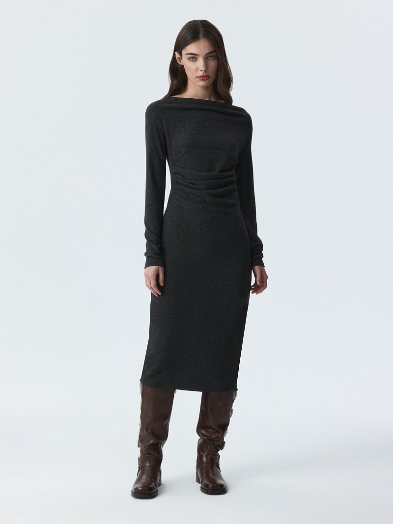 Трикотажное платье с открытыми плечами