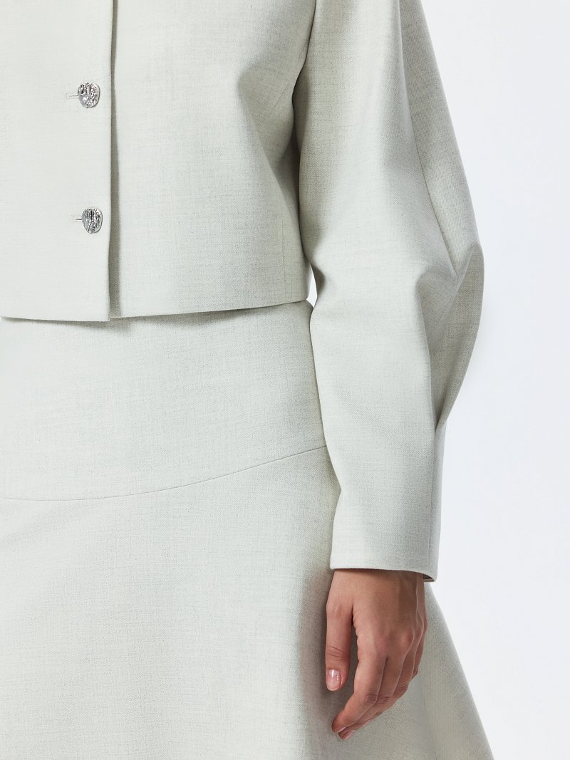 Укороченный жакет с объемными рукавами