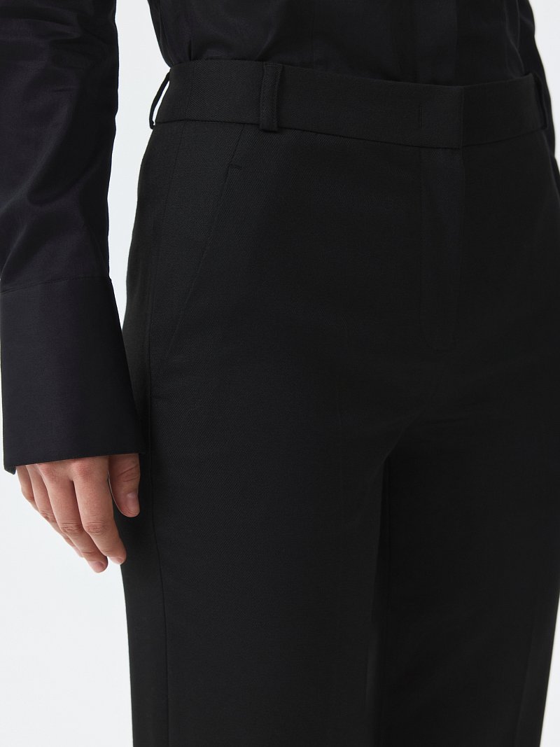 Зауженные брюки с высокой посадкой