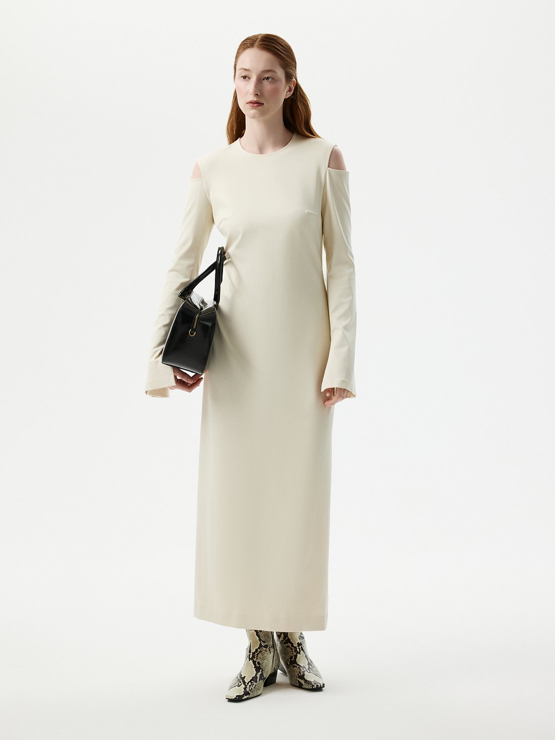 Трикотажное платье с открытыми плечами: фото №1