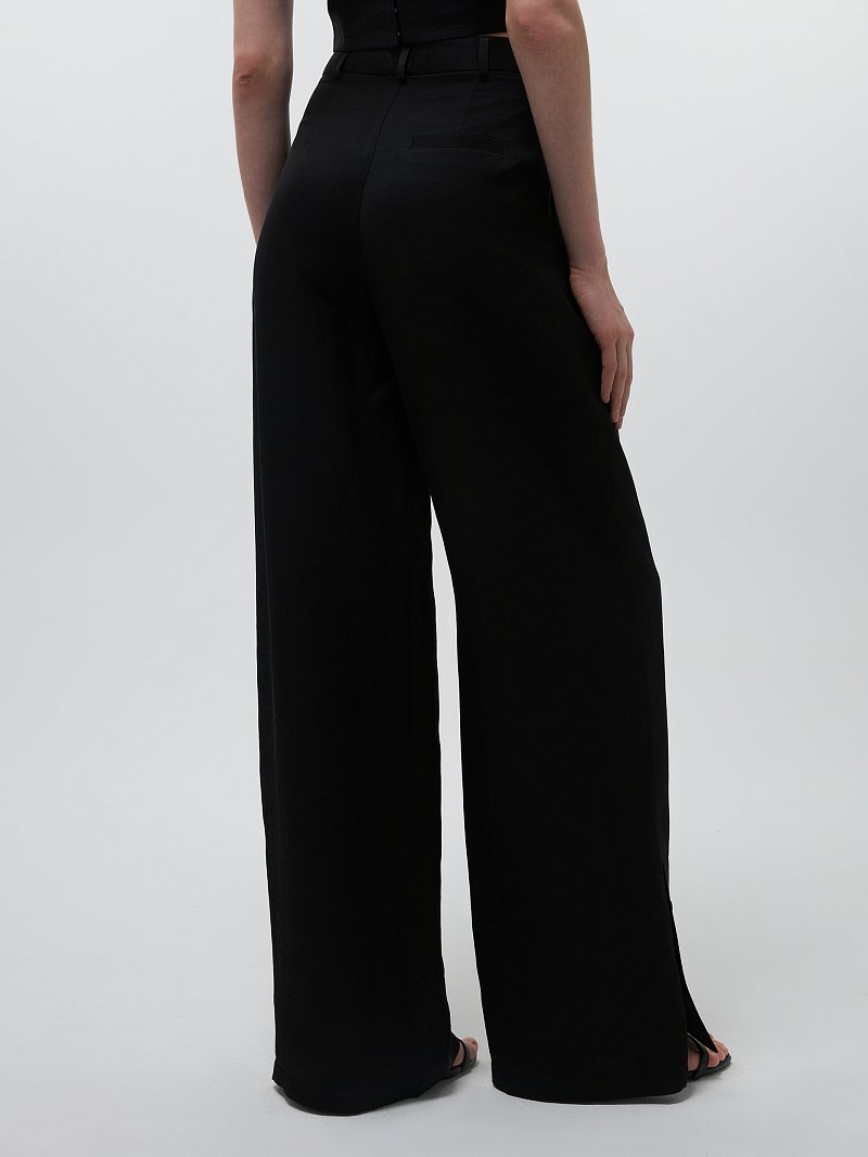 Широкие брюки с хлястиками