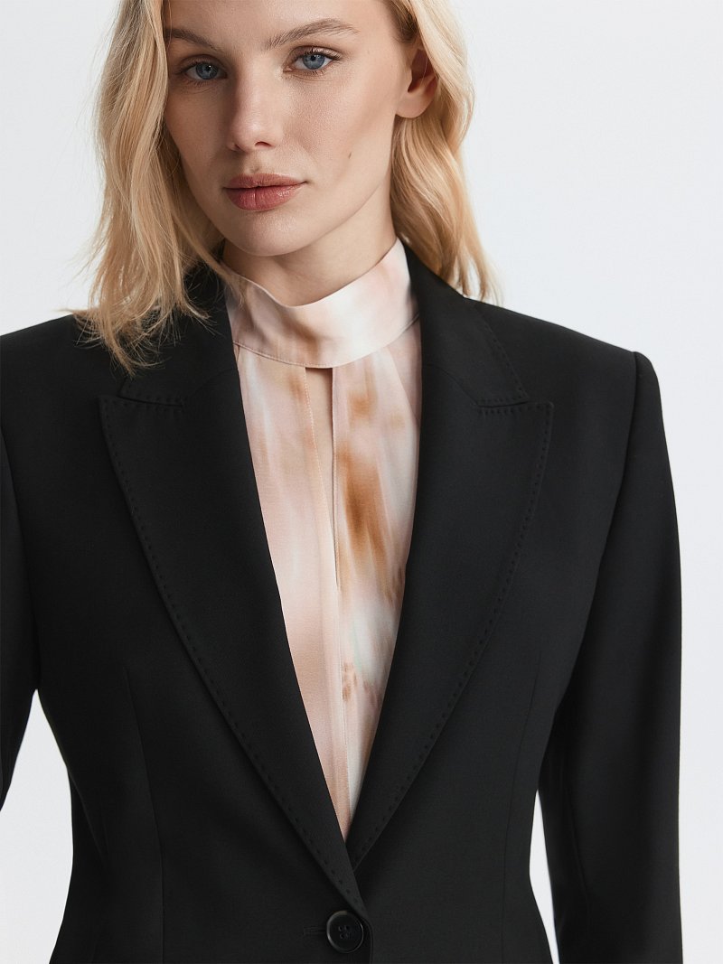 Приталенный жакет на пуговице