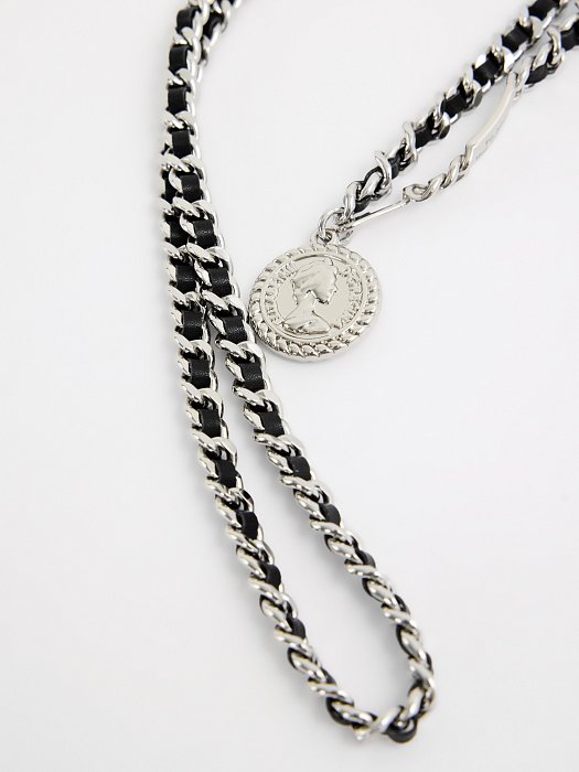 Тонкий пояс с цепочками и подвеской: фото №2