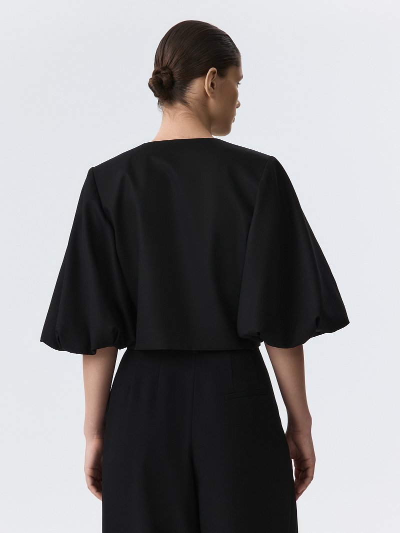 Укороченный жакет с объемными рукавами